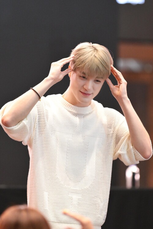 JENO_Fansign-2b8e5f3bc24921d8d.jpg