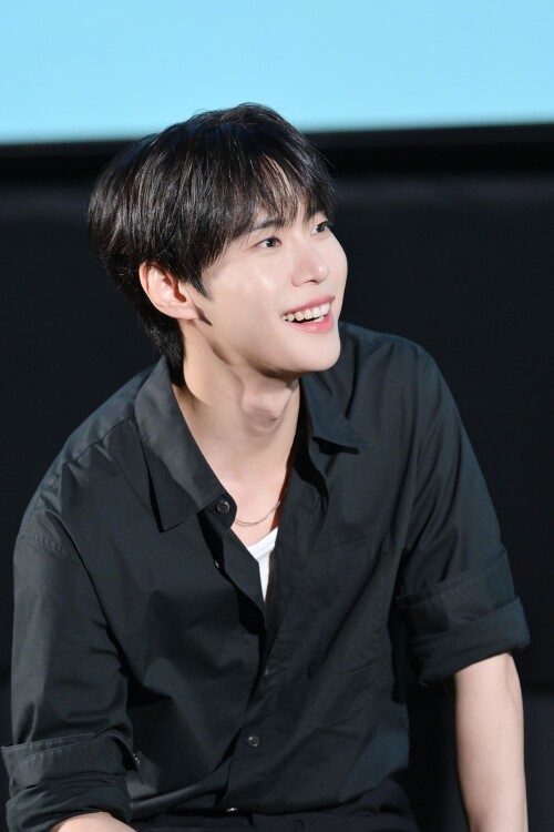 -6-DOYOUNG---Shopee-x-DOYOUNG-YOUTH-FANSIGN--EVENTac2b4fc5a0327125.jpg
