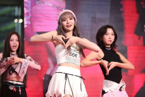 12TellmeDarling-x-Gen1esf6353ff3dbf130fc.jpg