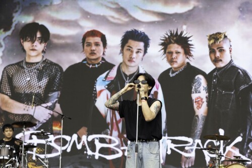 2-BOMB-AT-TRACKbf366f59c4fa59f1.jpg