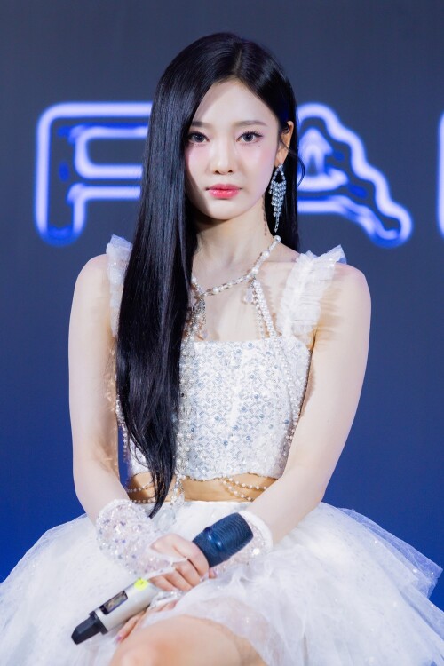-NINGNING--2024-aespa-LIVE-TOUR-SYNK-PARALLEL-LINE-in-BANGKOKba08aa68981d2958.jpg